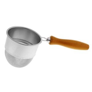 Japanilainen siivilä syvällä puukahvalla